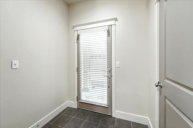 Building Photo - Dual-Purpose Townhome: Perfect for Profess...