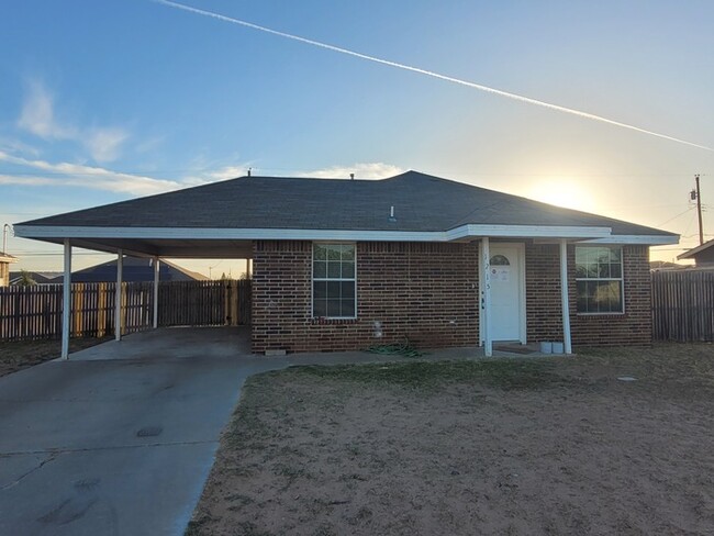 Primary Photo - 3 bed 2 bath home with carport, move in re...