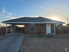 Building Photo - 3 bed 2 bath home with carport, move in re...