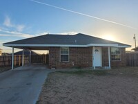 Building Photo - 3 bed 2 bath home with carport, move in re...