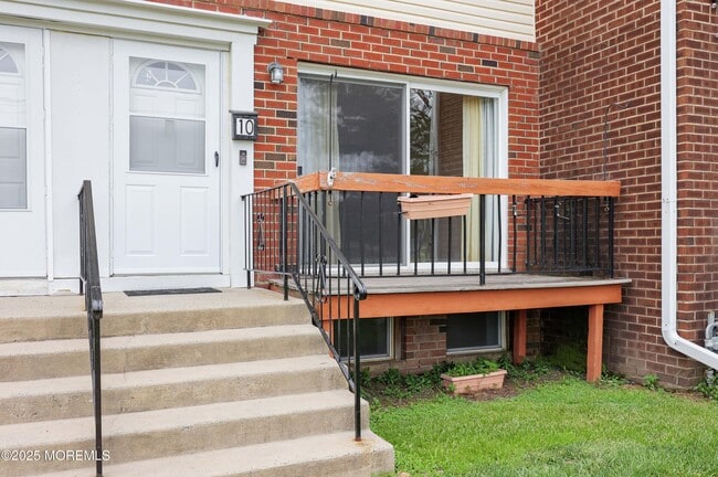 Building Photo - 10 Primrose Ln