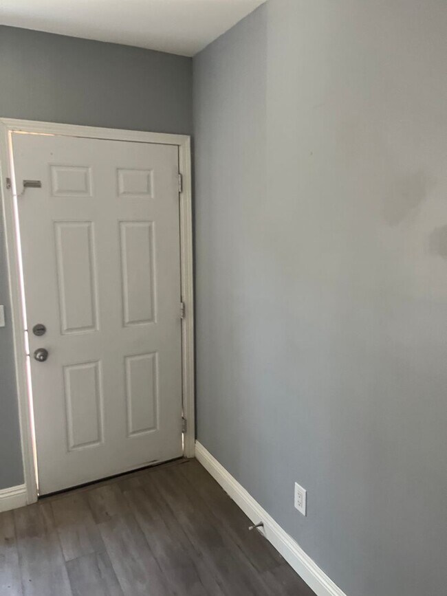 Building Photo - POOL HOME 3 BEDROOMS 3 BATHS