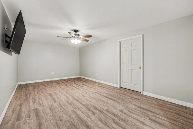 Building Photo - 24981 State Line Rd