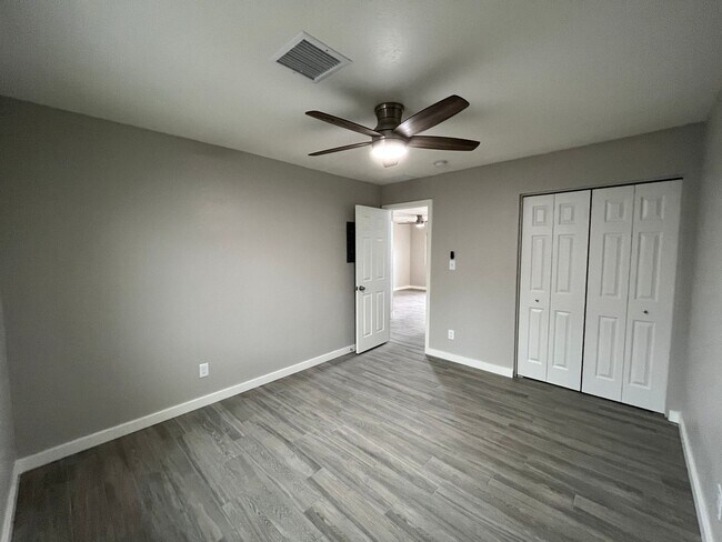 Building Photo - 2912 E Roeser Rd