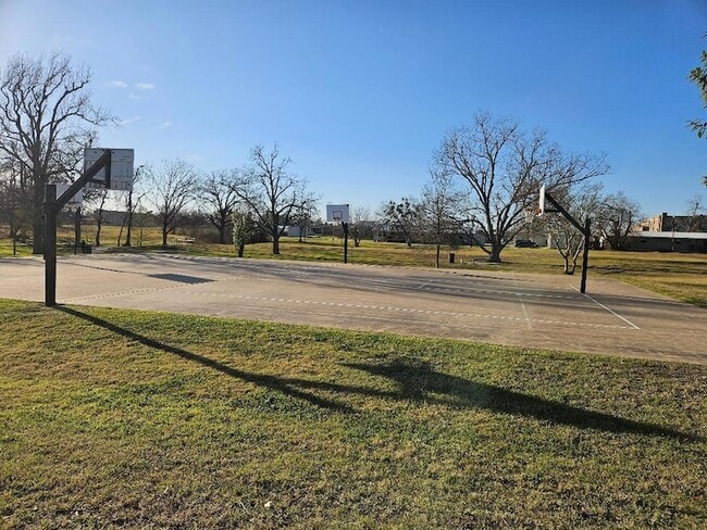 Building Photo - 710 N Avenue C