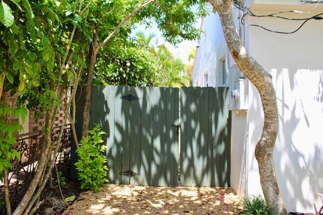 Building Photo - 3211 Floral Ave