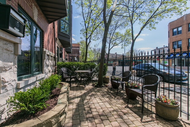 Building Photo - 2005 N Hoyne Ave