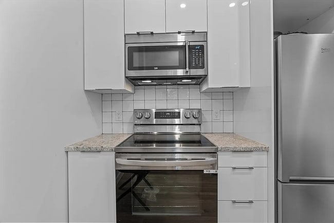 Building Photo - 402 E 7th St