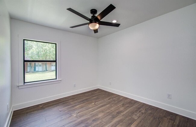 Building Photo - 624 Willow Ln