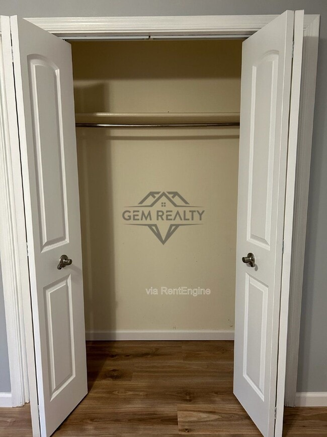 Building Photo - 100 Kendallwood Dr