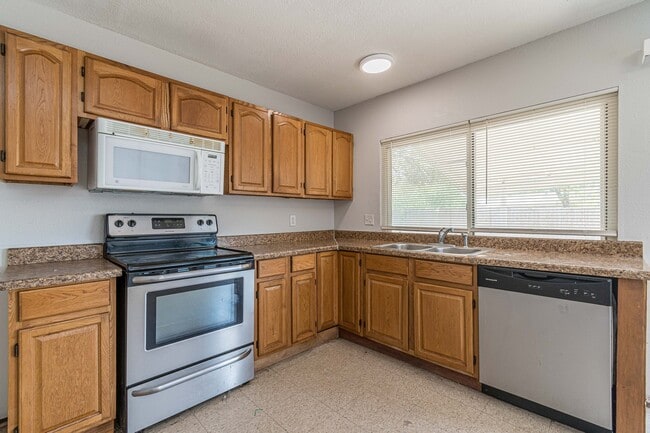 Building Photo - 9518 Millbrook Dr