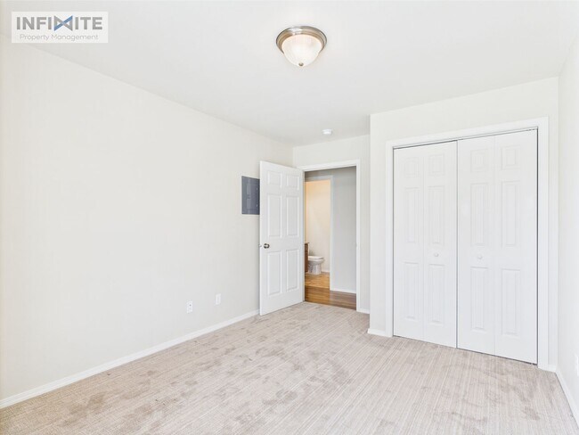 Building Photo - Bright & Spacious 3-Bedroom Apartment