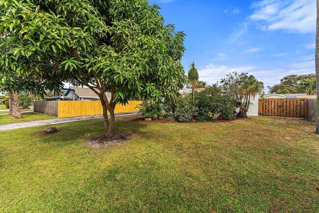 Building Photo - 513 E Whitney Dr
