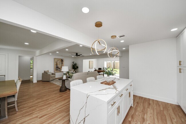 Building Photo - 6249 Locke Ln