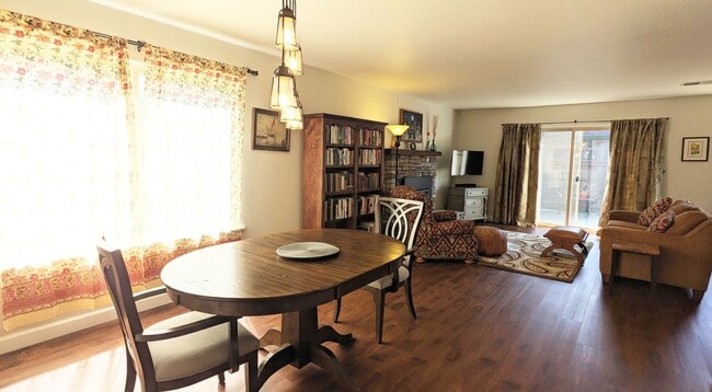 Building Photo - Move in Ready Furnished 3/1.5 Condo, most utilities included