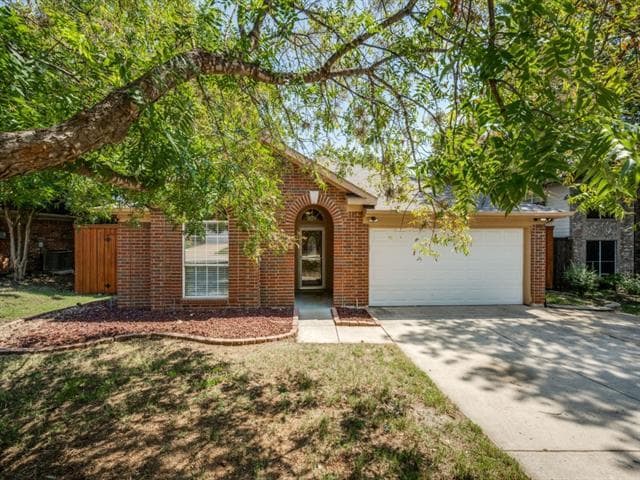 Building Photo - 734 Winding Oak Bend