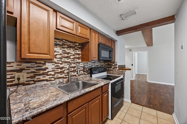 Building Photo - 10711 Whispering Woods Pl