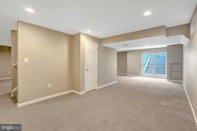 Building Photo - 15053 Doral Pl