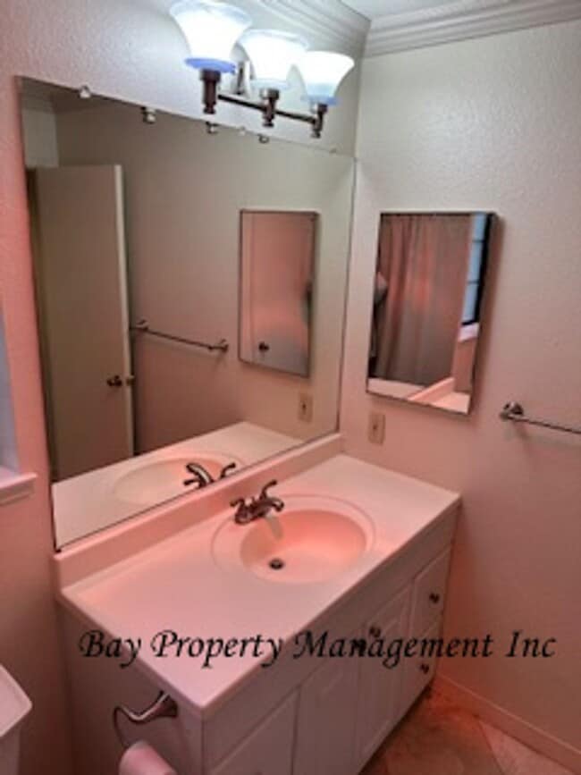 Building Photo - Beautiful Del Rey Oaks condo!