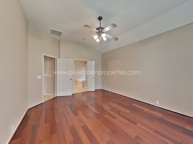 Building Photo - 2440 Kingsley Dr