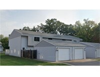 Building Photo - Spacious 3 - Bedroom Townhome with Modern ...