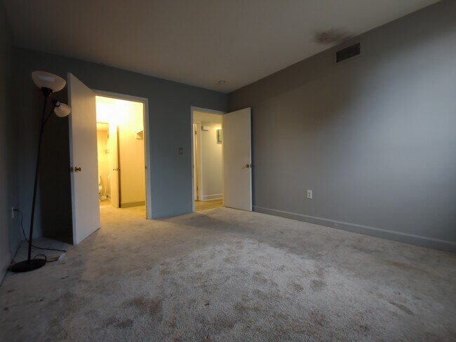 Building Photo - 420 Wheatley St