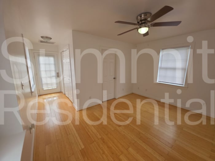 Building Photo - 910 Oakwood Ave