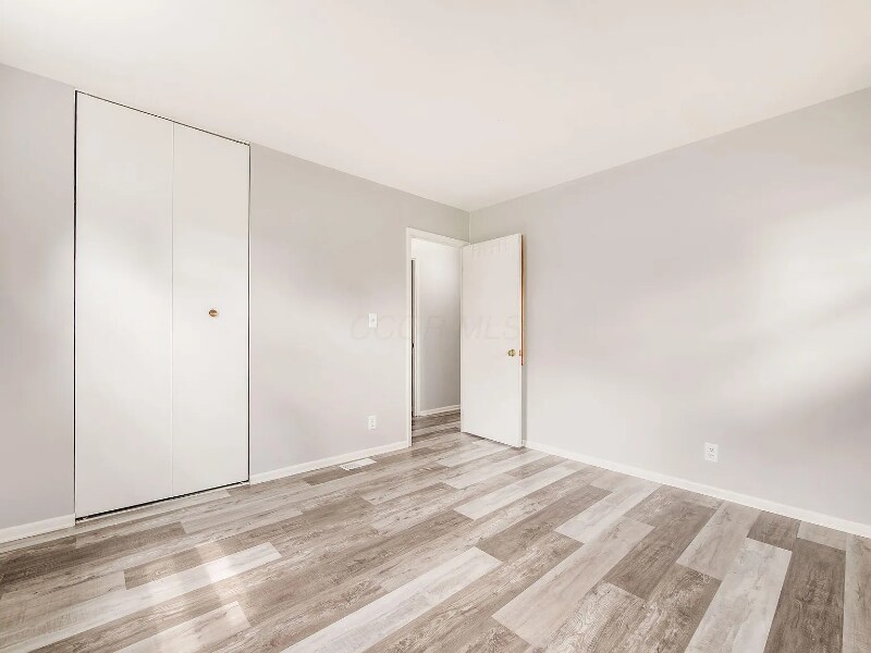 Building Photo - 570 Fairholme Rd