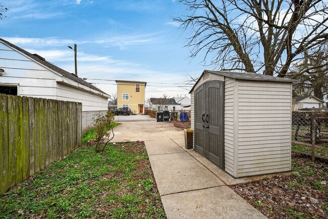 Building Photo - 508 Lilly Ave