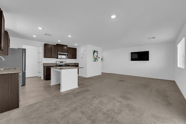 Building Photo - Don't miss out on this cozy 3-bedroom, 2-s...