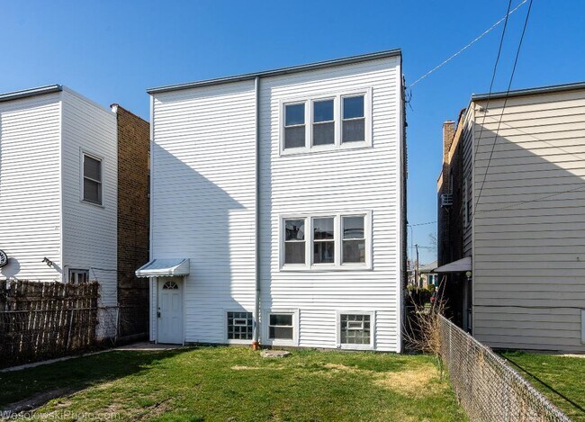 Building Photo - 5225 W Melrose St