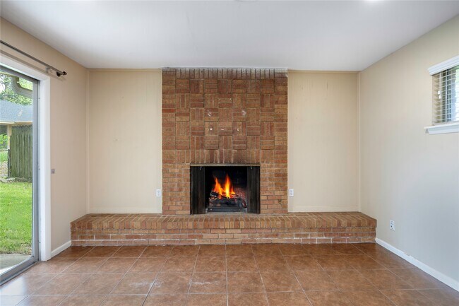 Building Photo - 2 Circle Dr