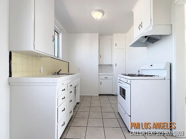 Building Photo - 943 W 68th St