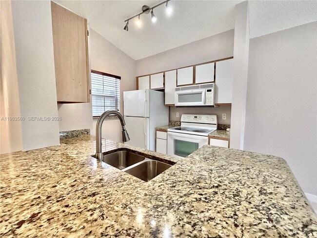 Building Photo - 2811 N Oakland Forest Dr