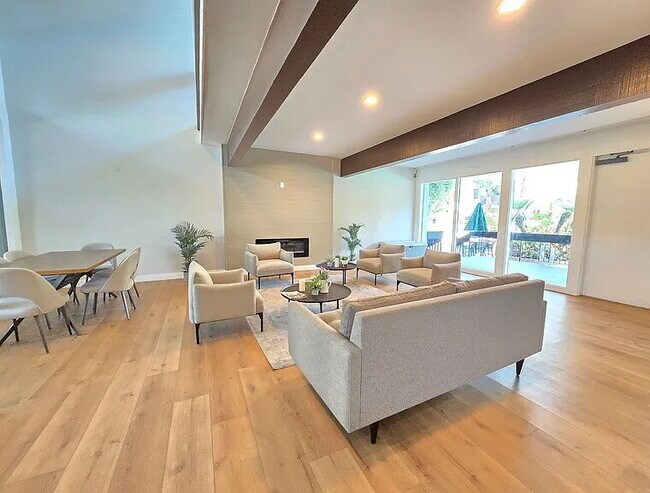 Building Photo - "Charming 2-Bed, 2-Bath Gem in Tarzana - Cozy 830 Sq Ft Retreat!"