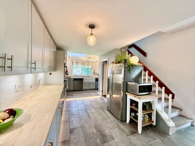 Building Photo - Distinguished 4 bed, 2 bath Bungalow in the Old North End