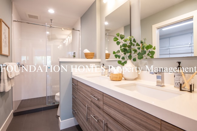 Building Photo - Top Floor 2BD/2BA Waterfront Luxury in Greenwood Cove!  Pool!  Parking!  FOUNDATION