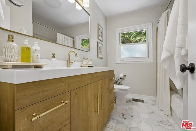 Building Photo - 3095 Passmore Dr