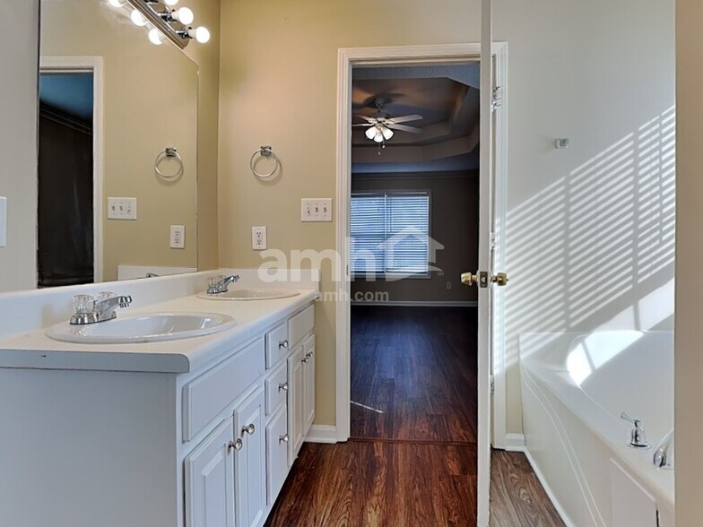 Building Photo - 276 Tanglewood Dr