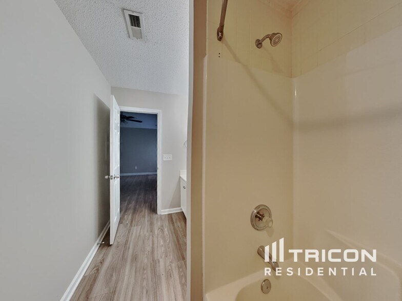 Building Photo - 1807 Bellwick Dr