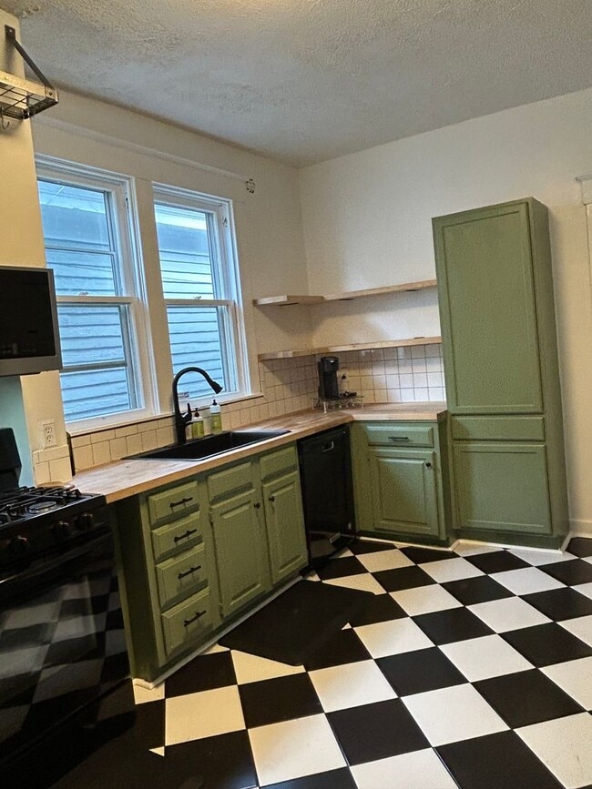 Building Photo - Deer Park 3 Bed 2 Bath Bungalow