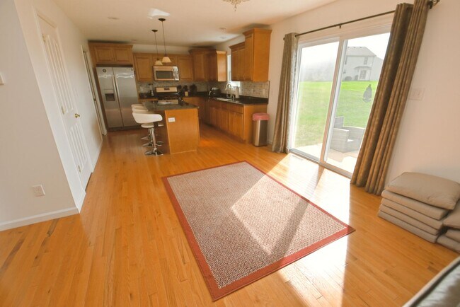 Building Photo - Short or long term Executive 4 bedroom 2.5 bath home available fully furnished!