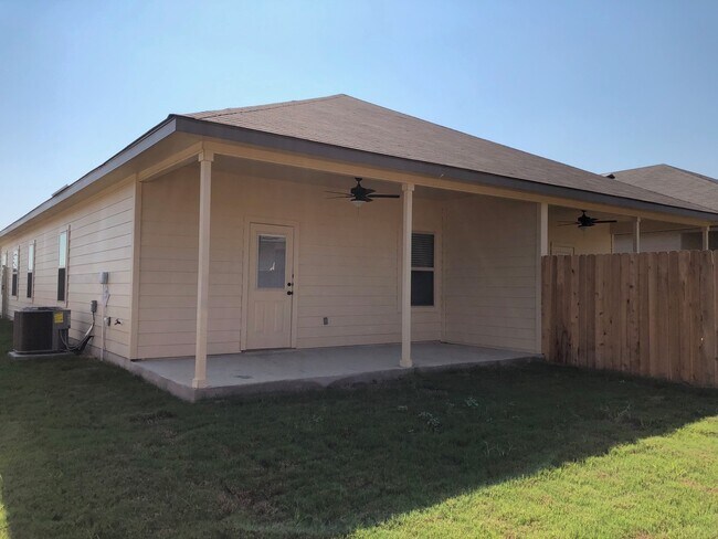 Building Photo - GORGEOUS 3 BEDROOM DUPLEX LOCATED IN BUDA, TEXAS!