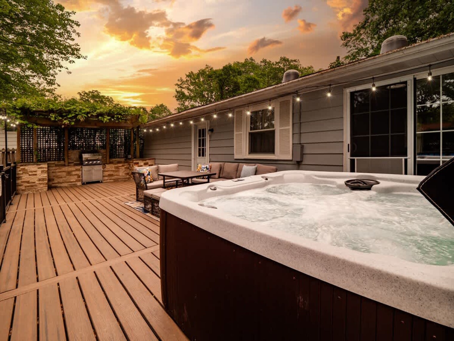 Building Photo - 5012 Hollyview Dr