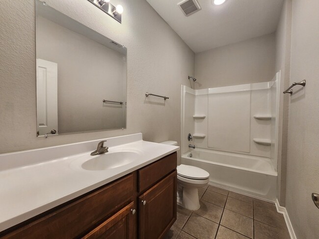 Building Photo - 4/2/2 Townhome