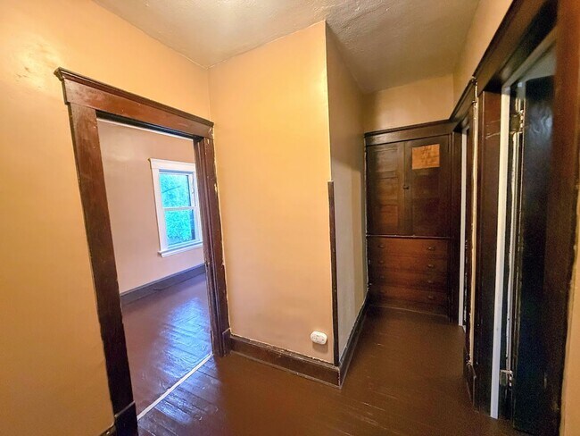 Building Photo - 638 Merton Ave