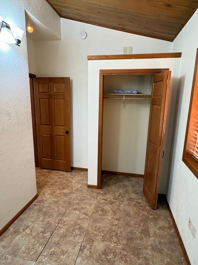 Building Photo - 1810 4th Ave NW