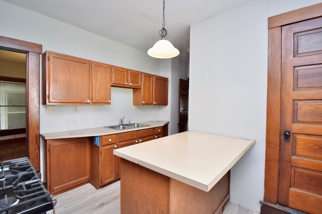 Building Photo - 23 E Parkwood Dr