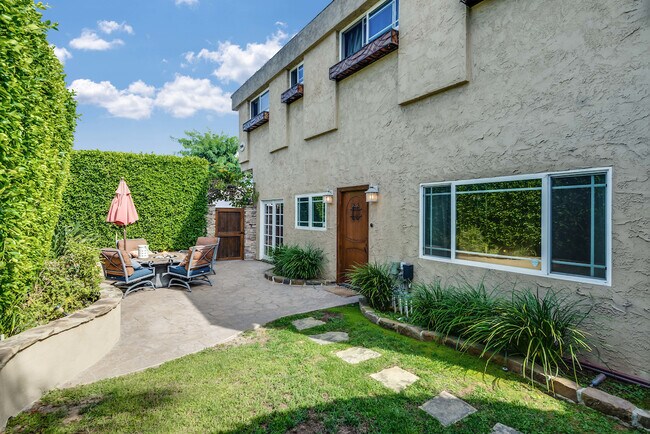 Building Photo - 2006 Manhattan Beach Blvd