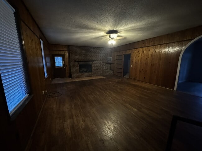 Building Photo - Home For Rent